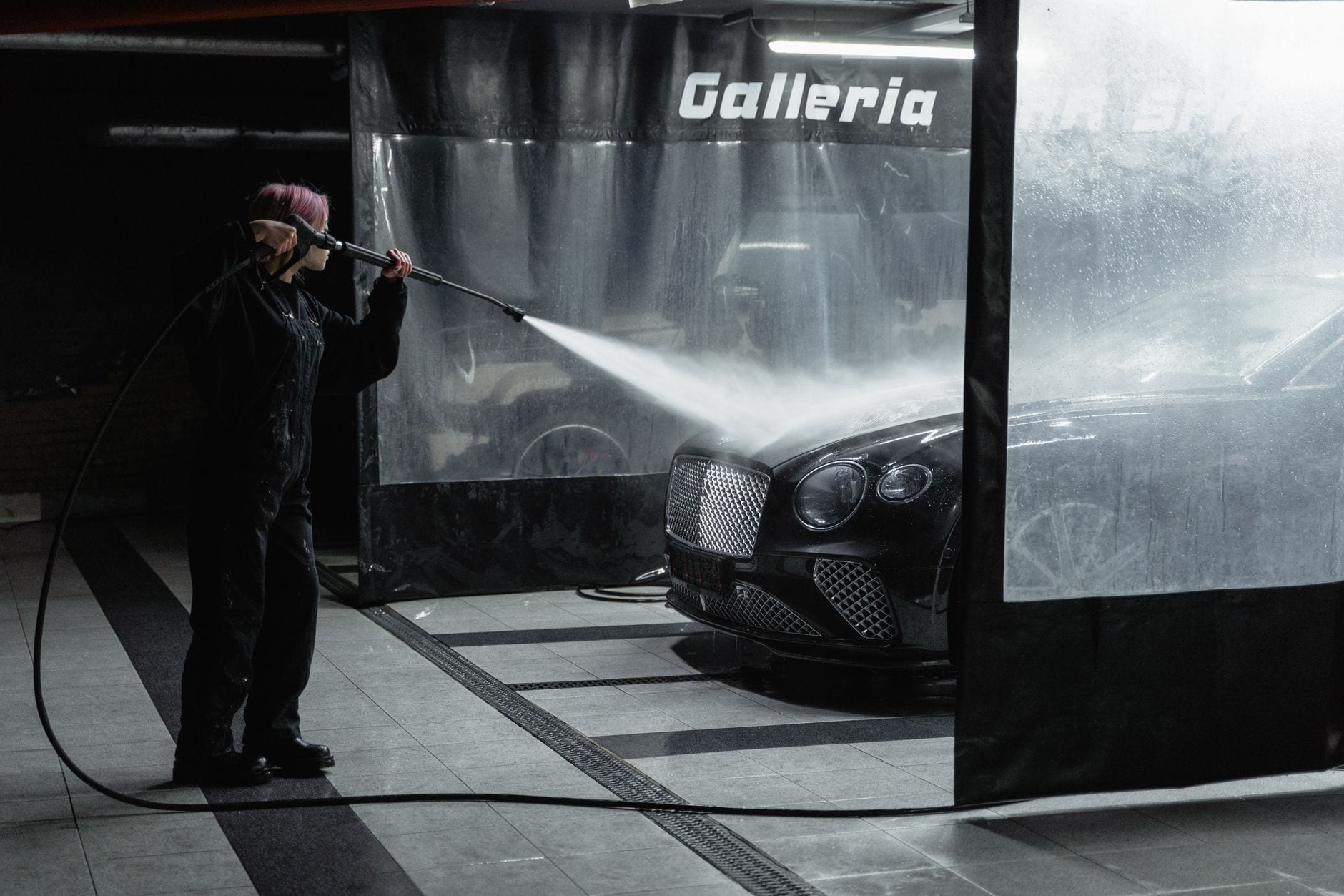 High pressure cleaning on a commercial surface